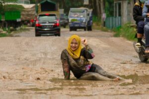 Menyoal Perbaikan Mendadak Jalan Rusak di Lampung, Digarap 2 Hari Sebelum Kedatangan Jokowi